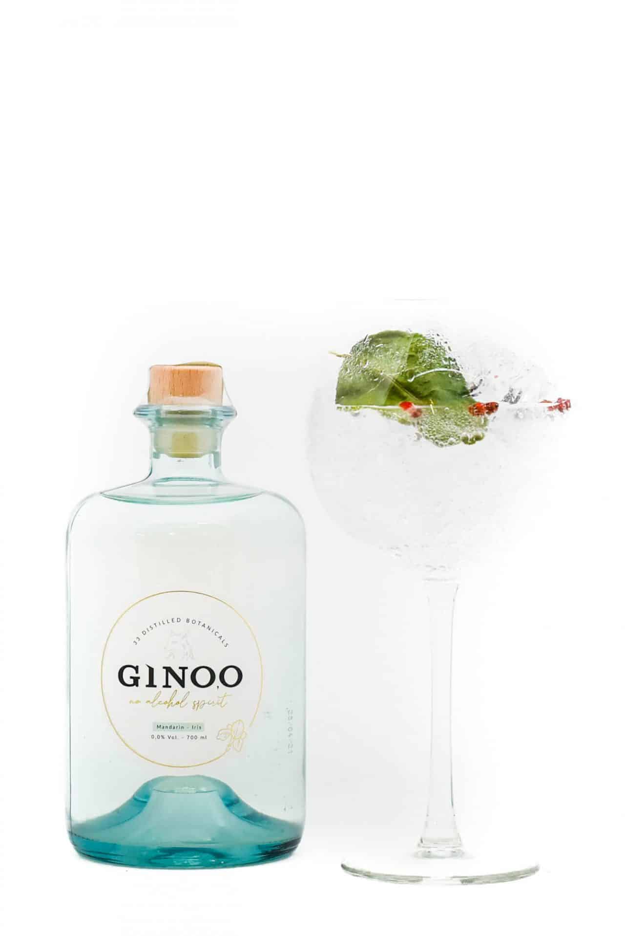 Ginoo alcoholvrije gin van Sterkstokers met glas